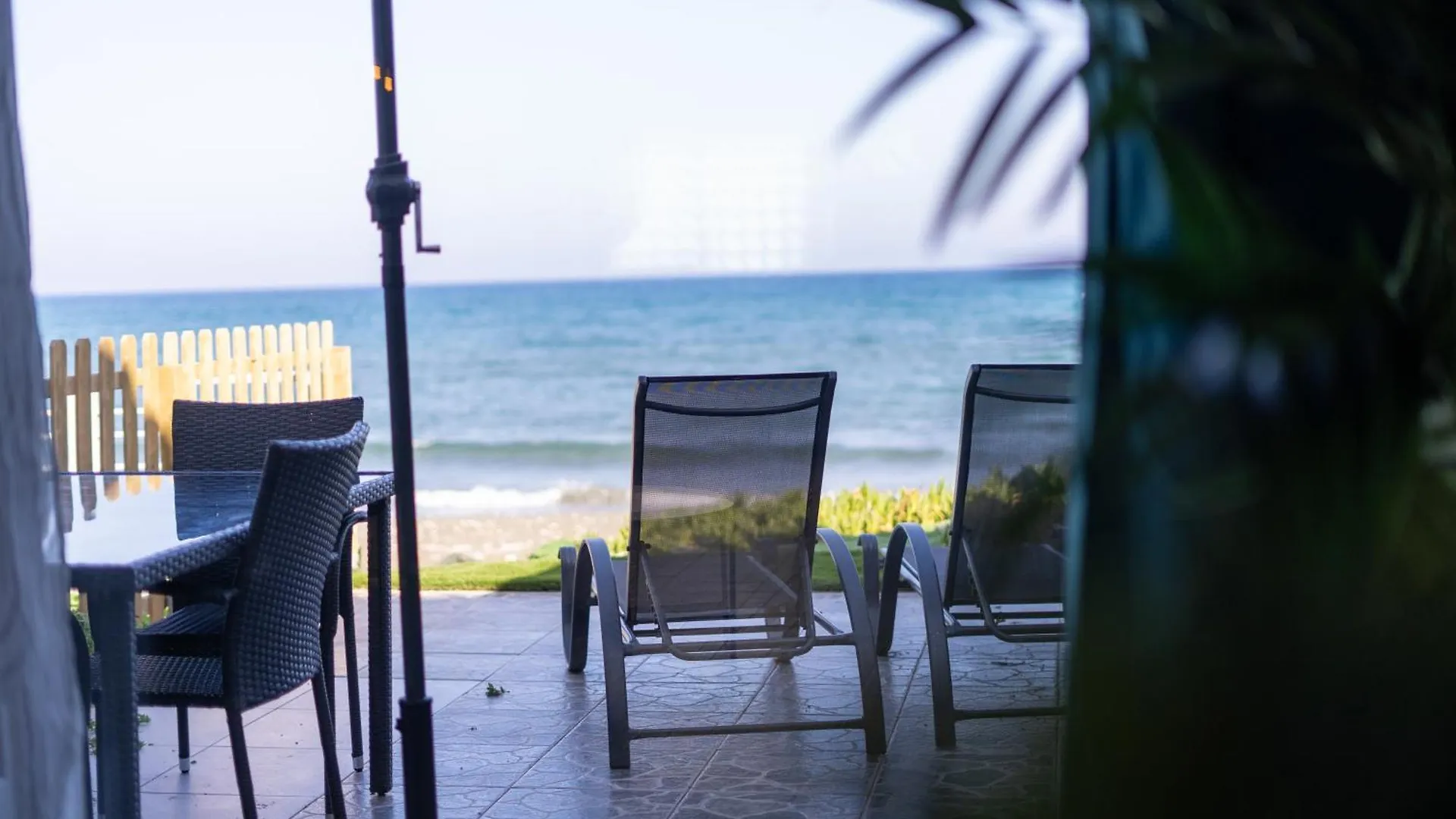 Дом отдыха Вилла Beach House At Seafront Менеоу