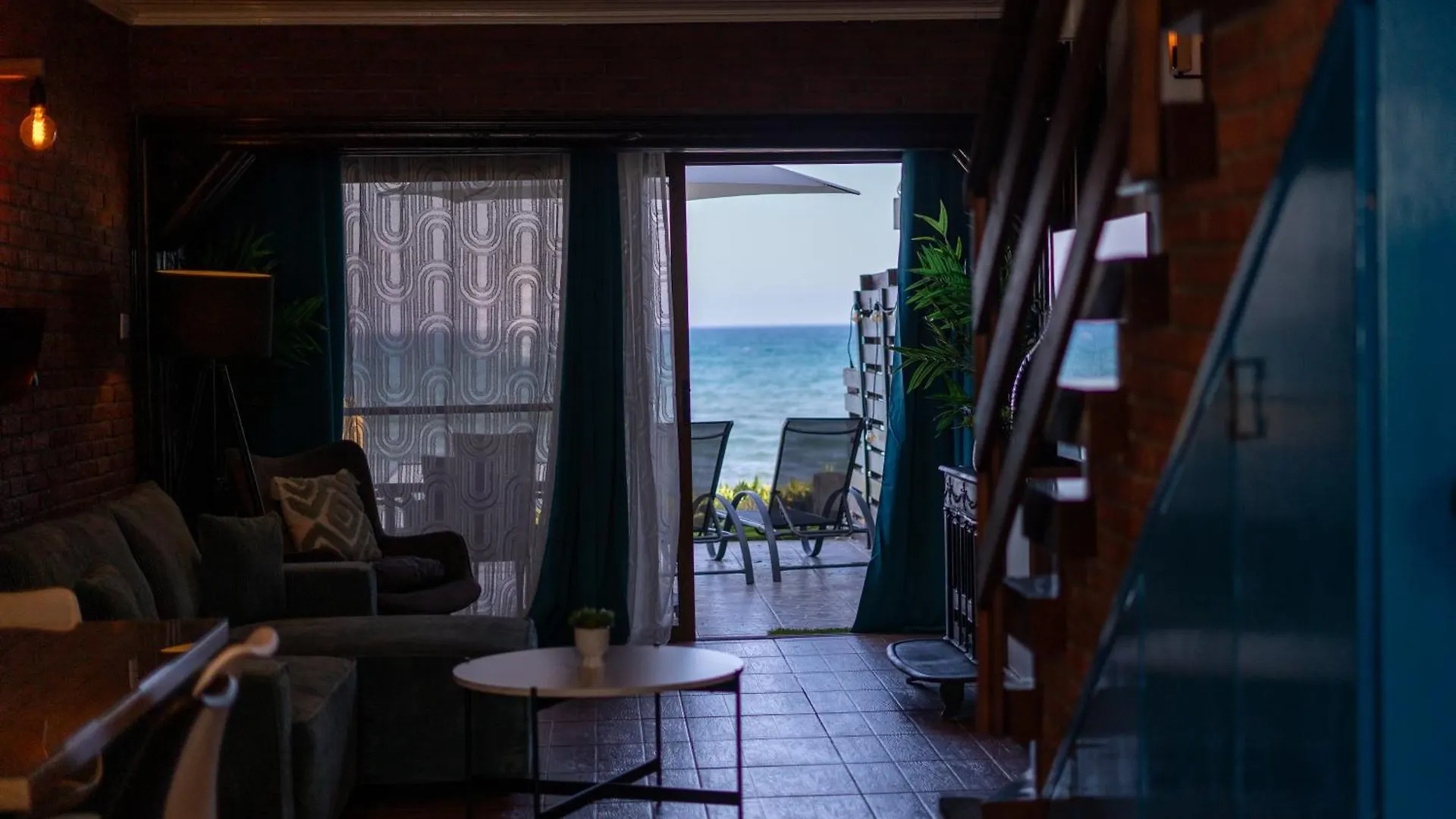 Вилла Beach House At Seafront Менеоу 0*,