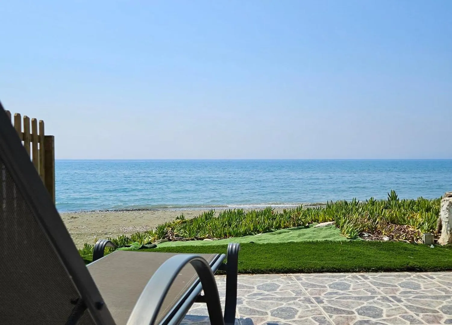 Вилла Beach House At Seafront Менеоу Кипр