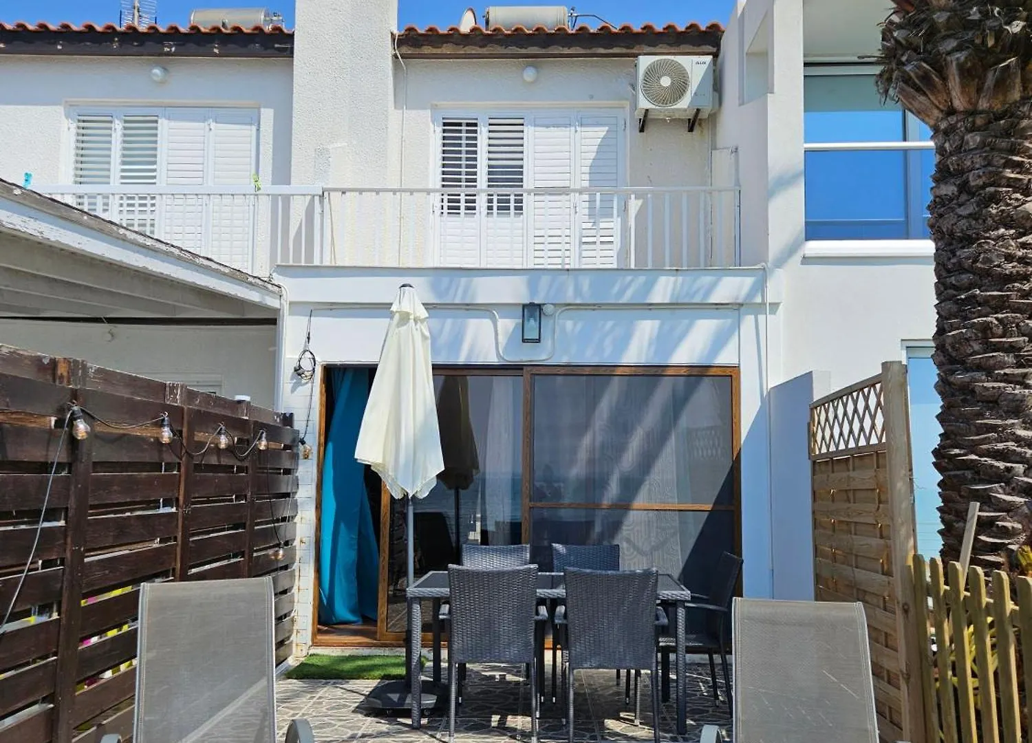 Дом отдыха Вилла Beach House At Seafront Менеоу Кипр