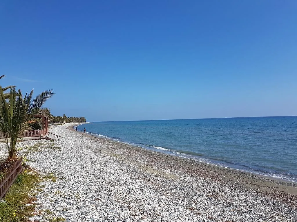 Дом отдыха Вилла Beach House At Seafront Менеоу Кипр